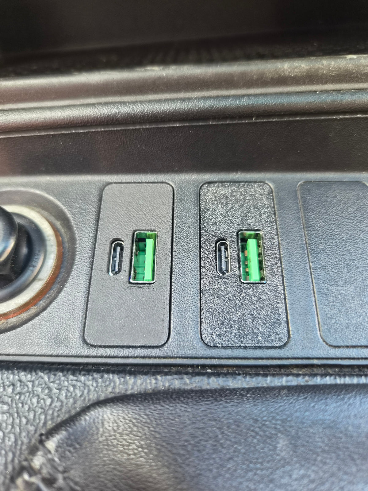 BMW E36 USB-C/USB-A kroviklis