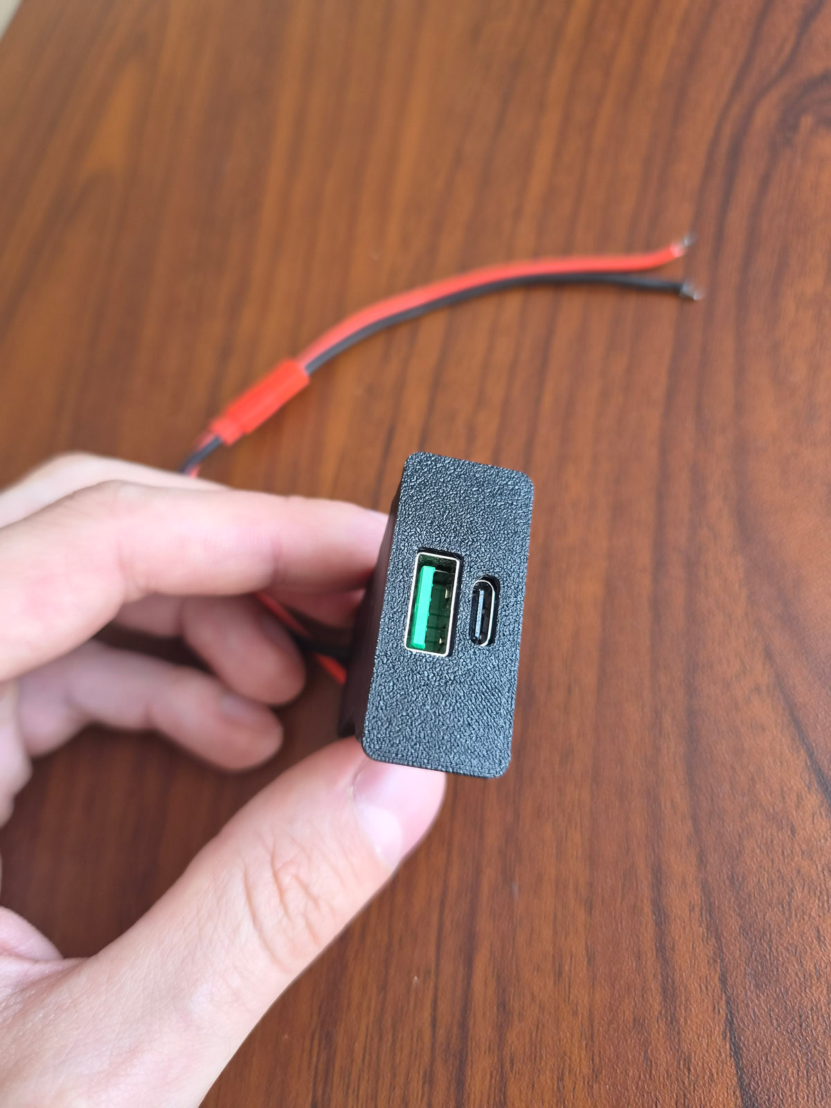 BMW E36 USB-C/USB-A kroviklis